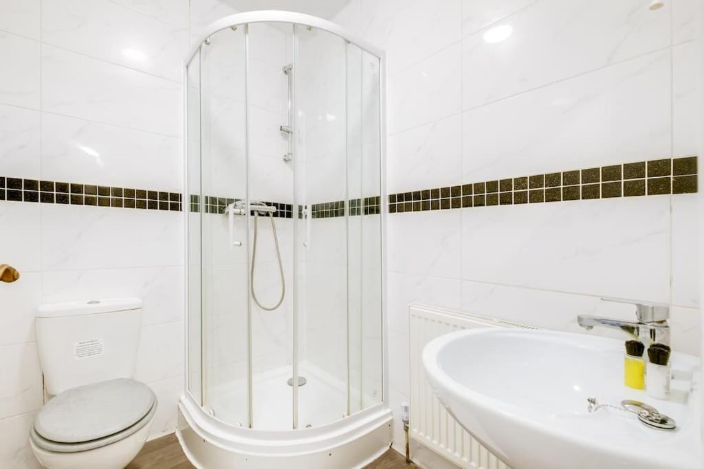 Holiday home Cv1 Exclusive Contractors & Travellers 5 Min To Ricoh Arena 5 Mins To Centre 2x Free Car Parking Spaces Free Wifi Free Netflix Sleeps 8 *